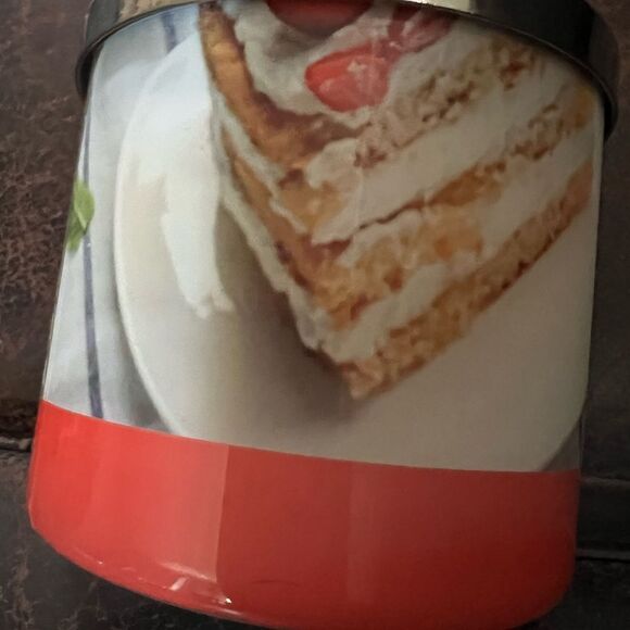 Goose Creek Strawberry Sponge Cake 3 Wick Candle 14.5 oz - Picture 3 of 5